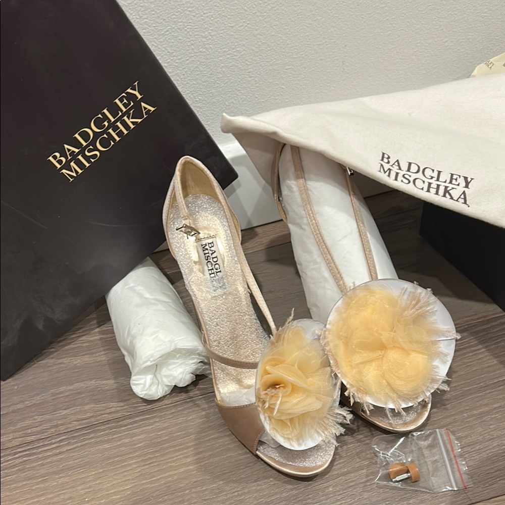 NWT Badgley Mischka beige satin heels with tulle and feather accent - Picture 7 of 8